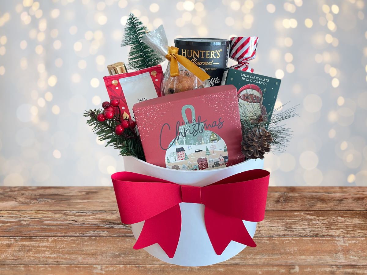 Holiday Cheer Christmas Hamper – Delicious Treats & Festive Goodies