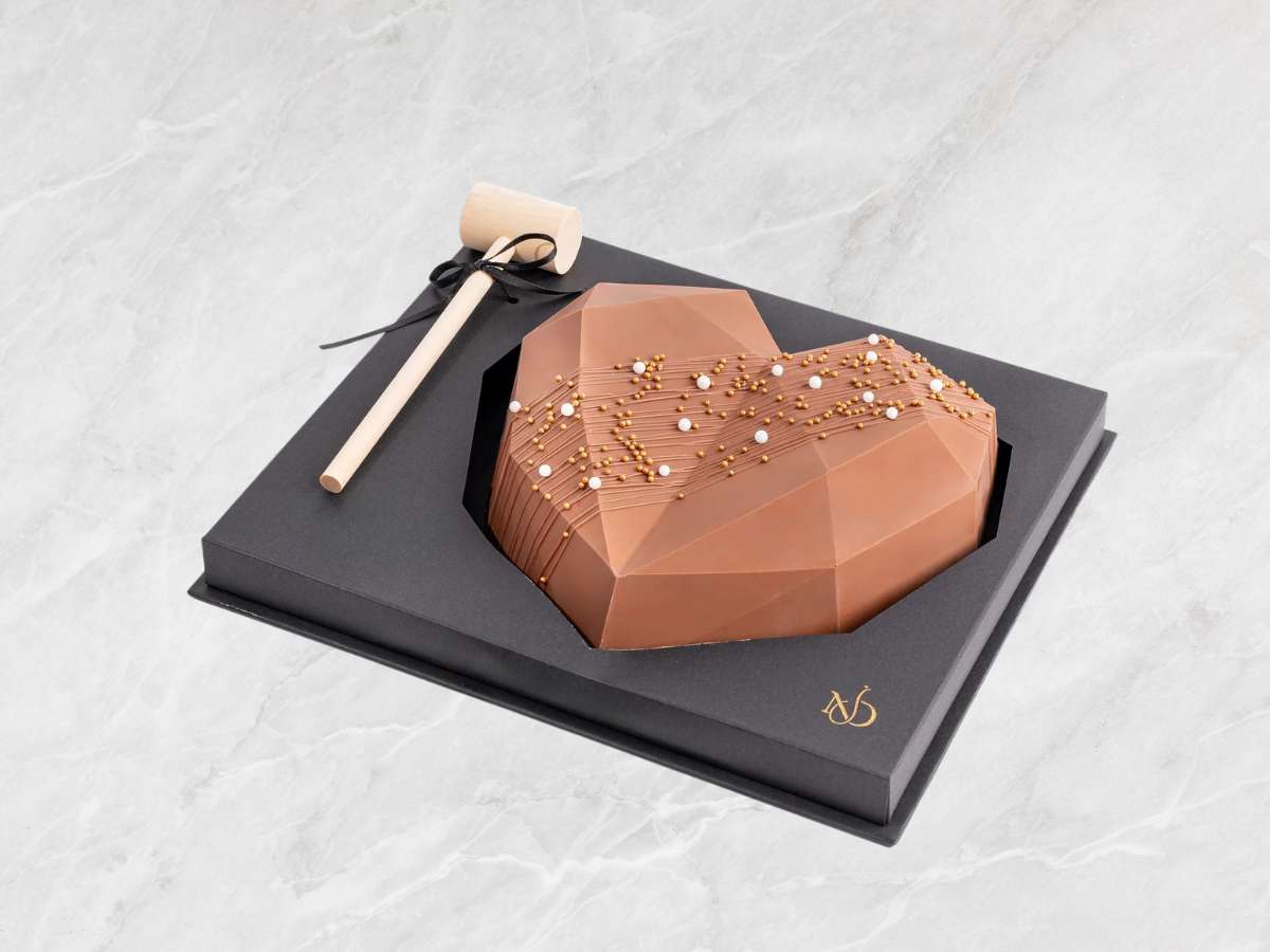 Valentine chocolate Dubai | Belgian chocolate gift Dubai | Luxury chocolate bar Dubai | Heart-shaped chocolate Dubai | Gourmet chocolate Dubai | Chocolate gift box Dubai | Handmade truffles Dubai | Chocolate treats Dubai | Glitter chocolate Dubai | Gift chocolates Dubai | Romantic chocolate Dubai | Premium chocolate Dubai
