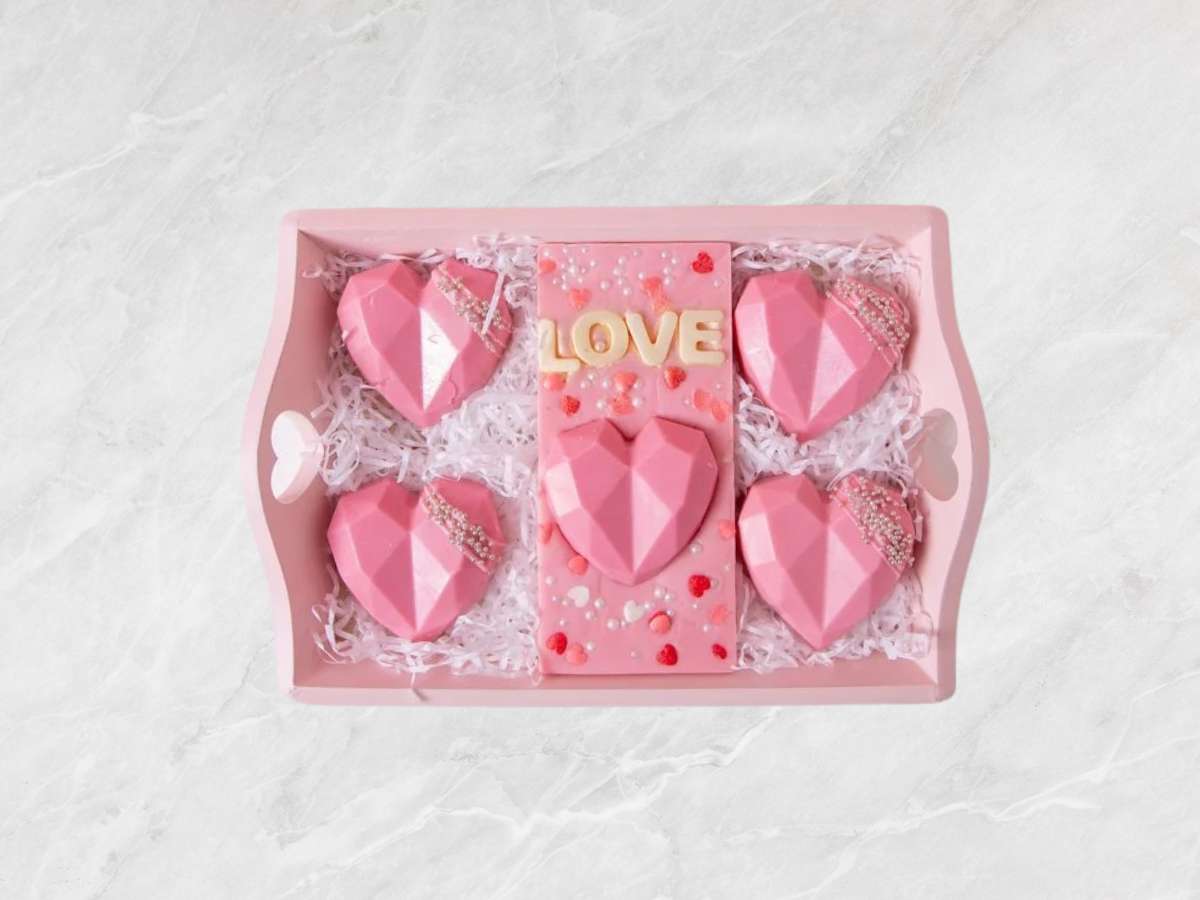 Valentine chocolate Dubai | Belgian chocolate gift Dubai | Luxury chocolate bar Dubai | Handmade chocolate Dubai | Chocolate gift box Dubai | Ruby chocolate Dubai | Assorted chocolate gift Dubai | Gourmet chocolate Dubai | Chocolate bites Dubai | Premium chocolate Dubai | Personalized chocolate Dubai | Valentine gift chocolate Dubai
