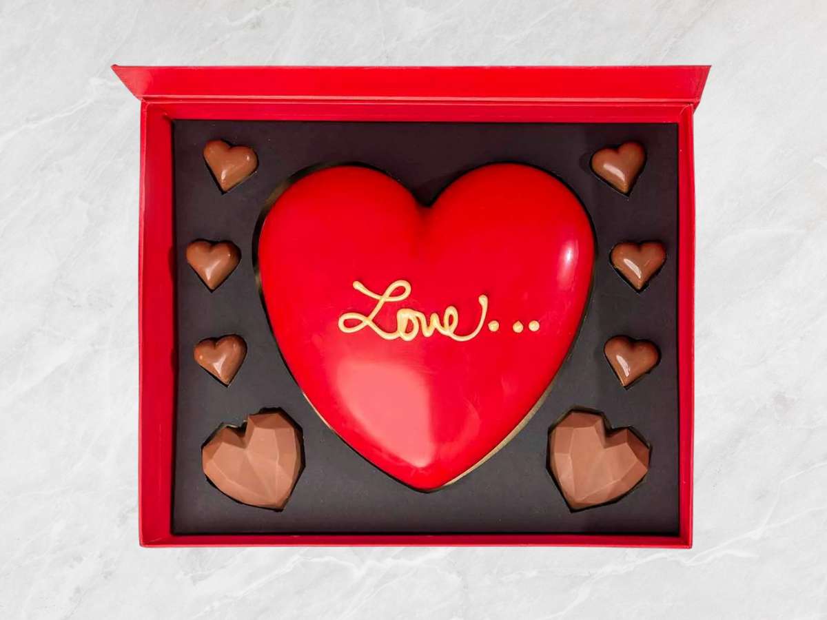 Valentine chocolate Dubai | Belgian chocolate gift Dubai | Luxury chocolate bar Dubai | Heart shaped chocolate Dubai | Gourmet chocolate Dubai | Chocolate truffle gift Dubai | Romantic chocolate gift Dubai | Valentine gift box Dubai | Premium chocolate Dubai | Chocolate hamper Dubai | Smash heart chocolate Dubai | Milk chocolate gift Dubai
